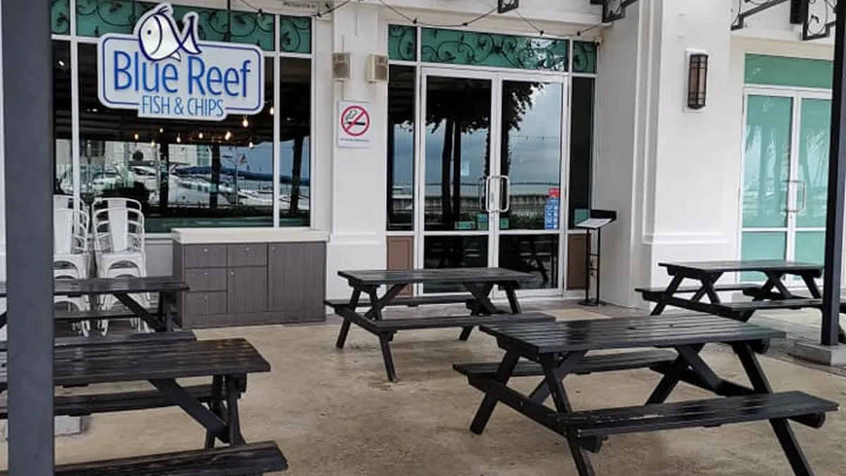 Outdoor seating at Blue Reef Fish and Chips, Straits Quay